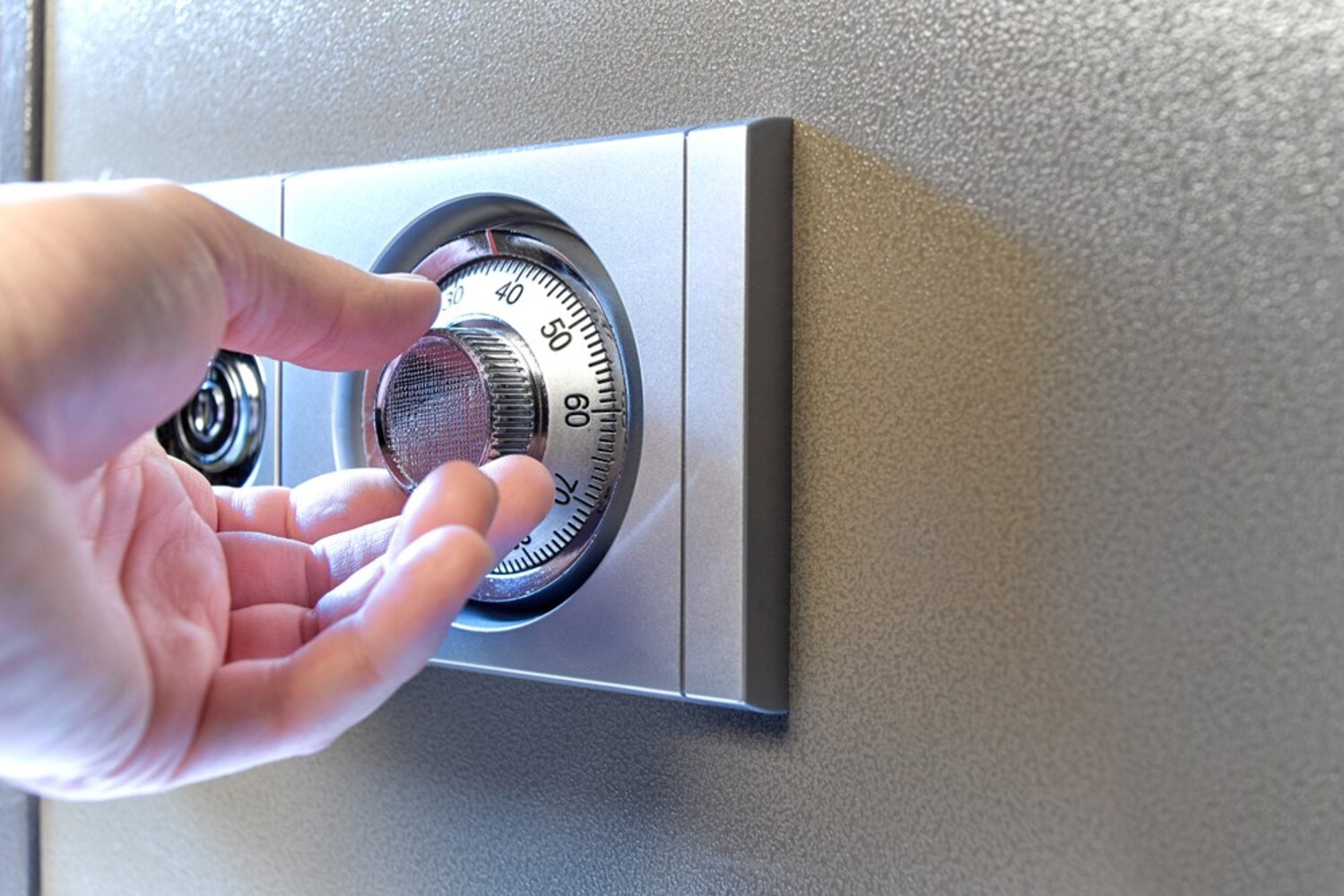 施錠方法2|鍵を持ち歩く必要がないダイヤル式