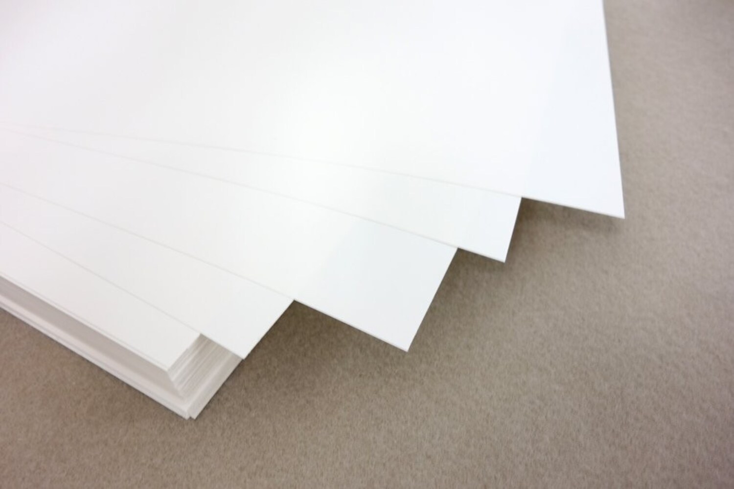 加工紙|つや出しなどの加工がされていて写真やイラストなどの印刷向け