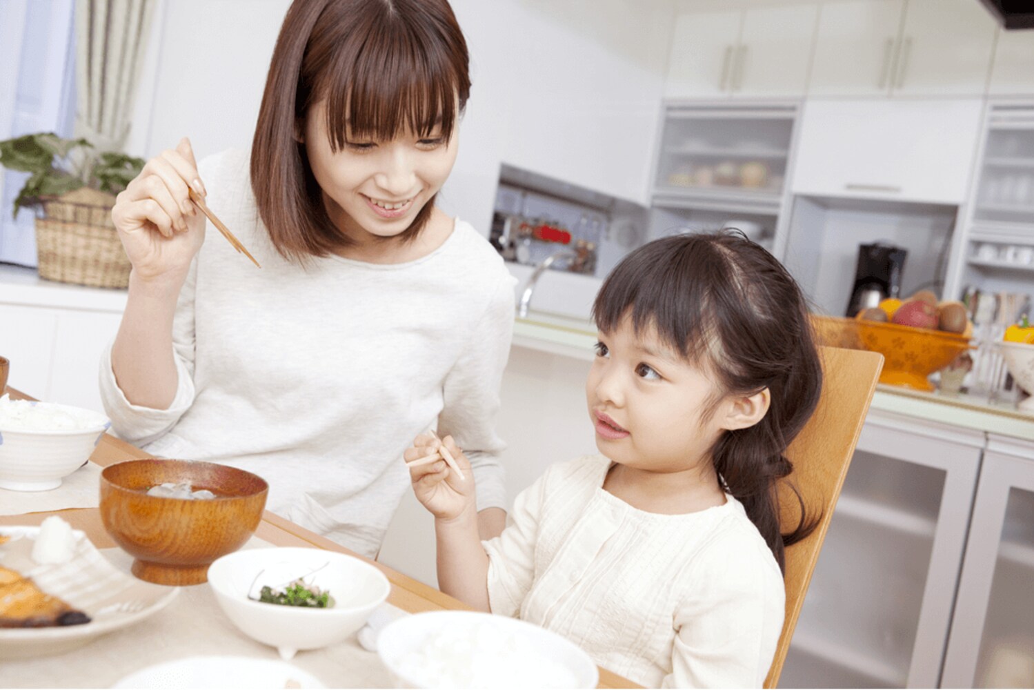 お箸のトレーニングは何歳から?