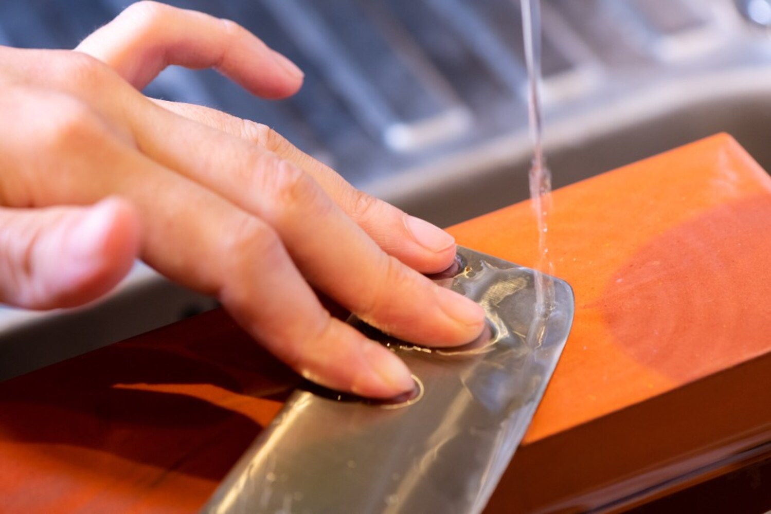 1.砥石を水に浸けて気泡が出なくなるまで十分に水を含ませます。研いでいる間も、滑りをよくするため砥石は濡らしておきましょう。