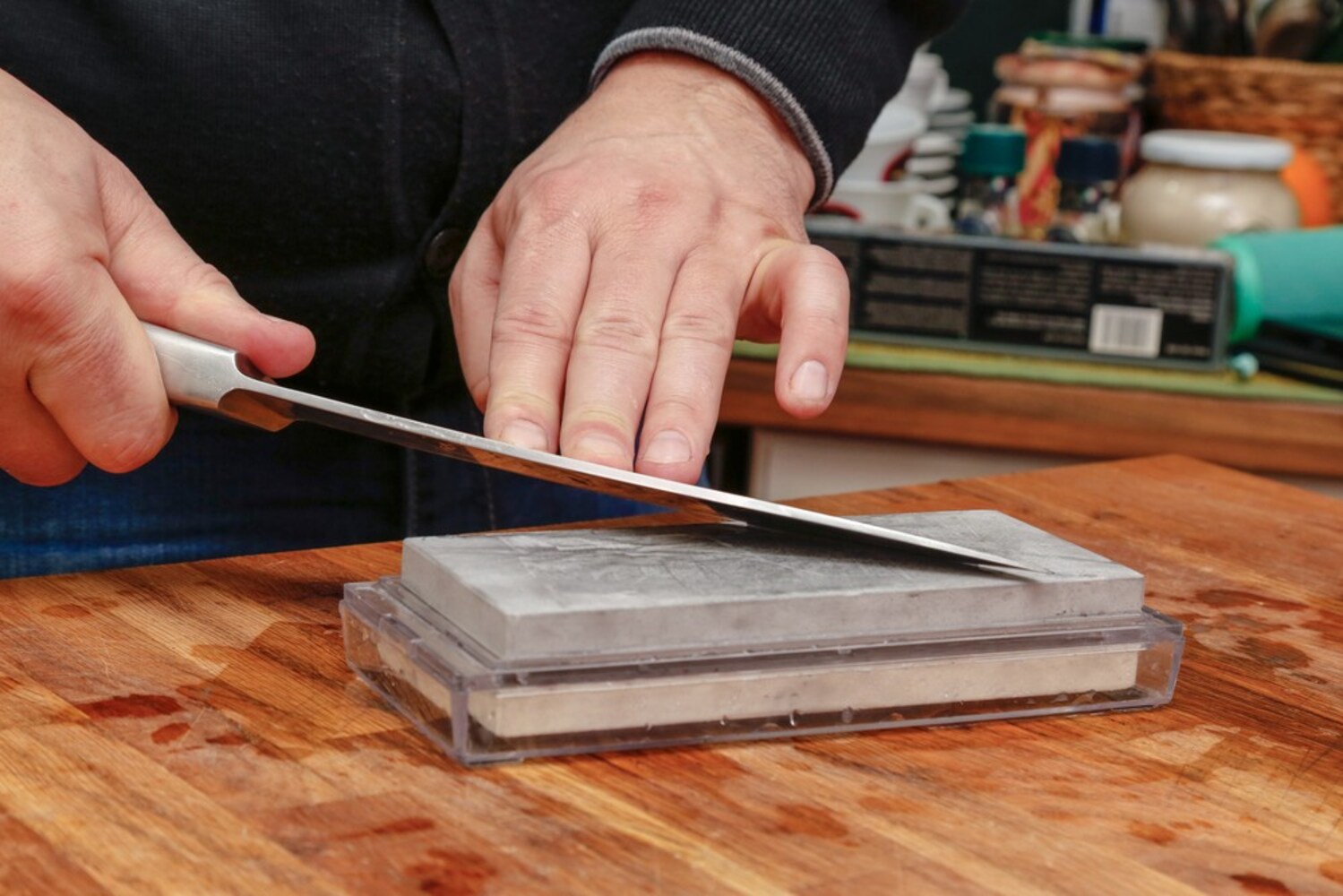 5.研ぎ終わると「かえり」と呼ばれる細かいザラザラが出るので、砥石に密着せて2~3回ほど前後に動かして、かえりを取ります。ここでも左手が当たっている部分をずらしていき、全体を研ぎます。
