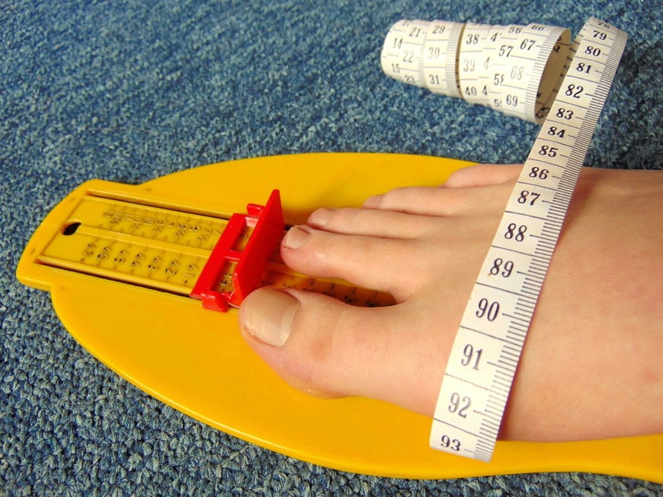 ワイズ|足囲(そくい)・足幅はメジャーで測る