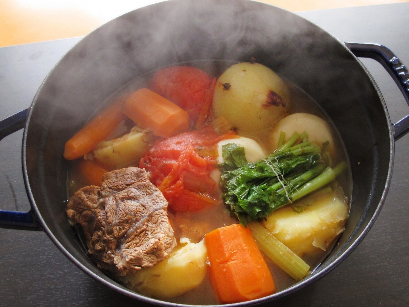 両手鍋で作るのに適した料理、片手鍋との使い分け