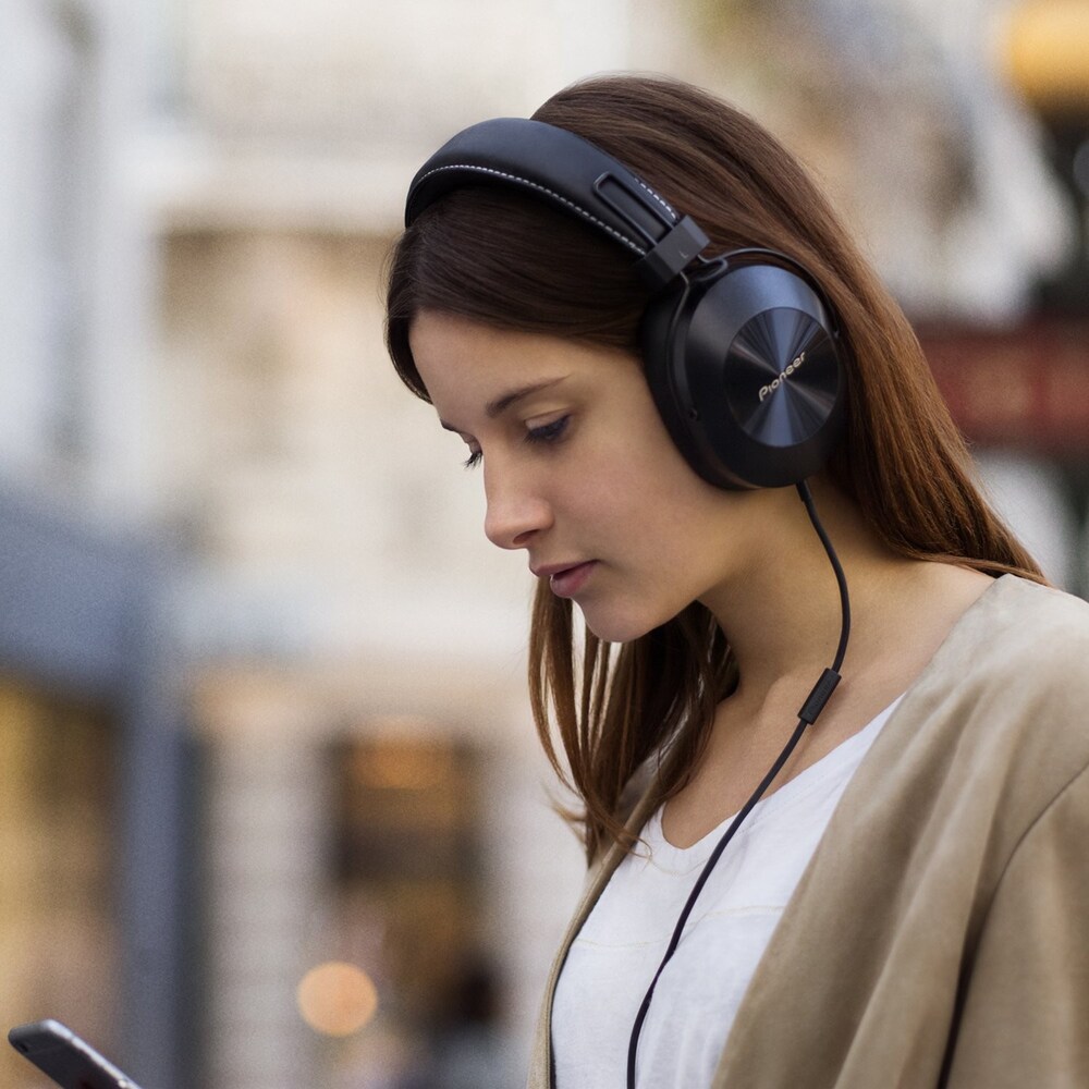 ▼密閉型(クローズド型)|遮音性が高く、音漏れが少ない