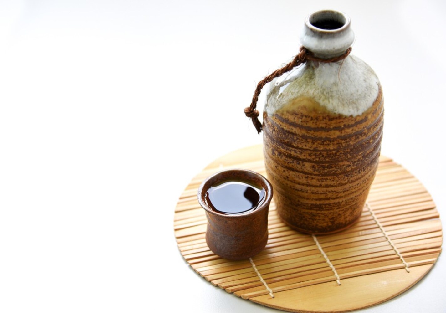 「醇酒」には陶磁器など純和風のものを