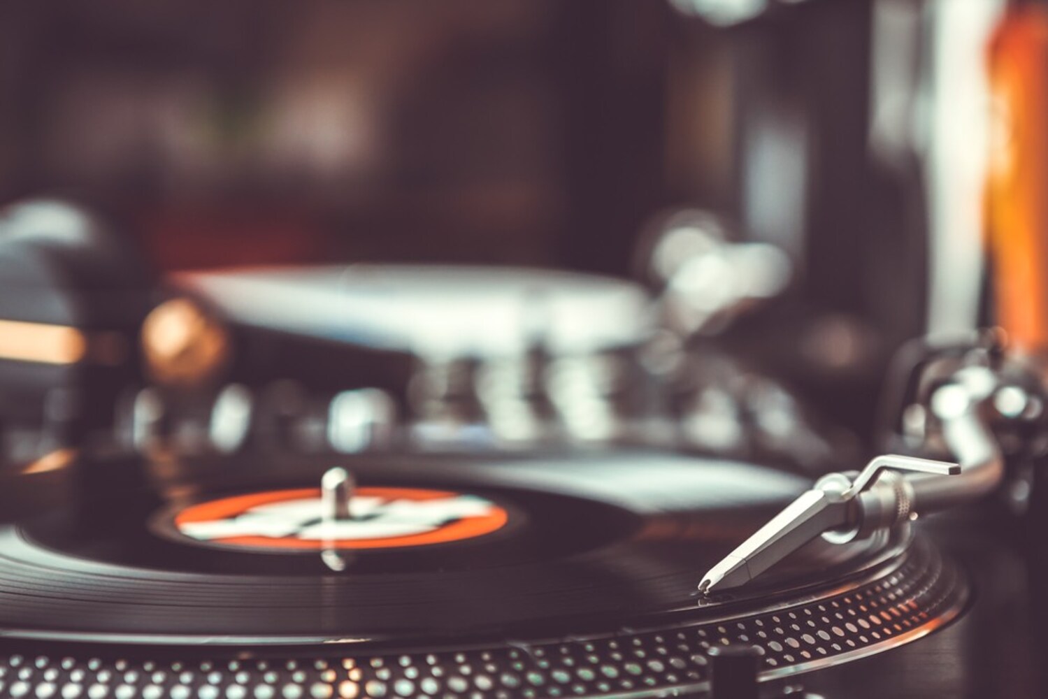 アナログのターンテーブルと繋いでレトロな音を楽しむ