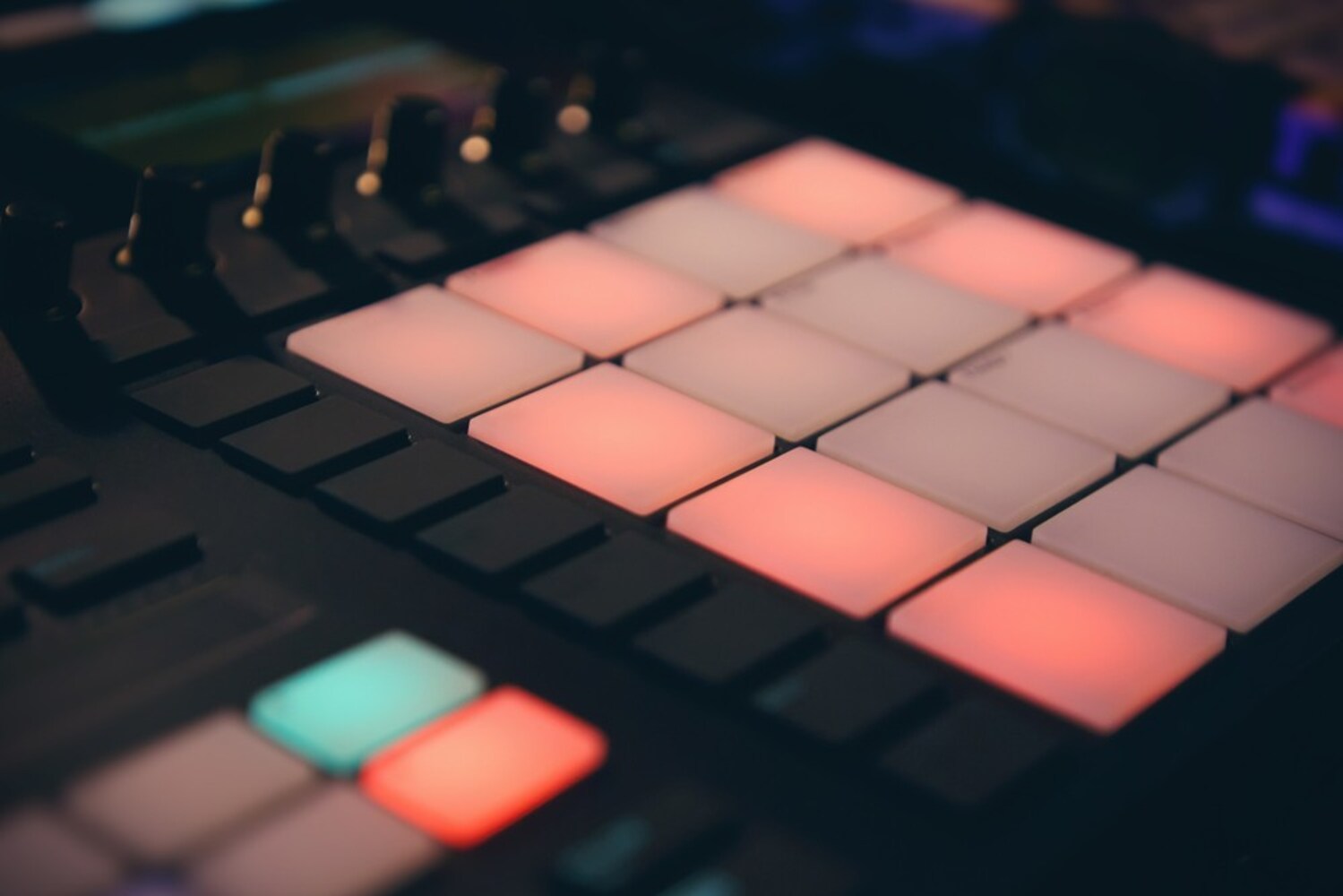MIDIコントローラーとは?その特徴やメリットをチェック!