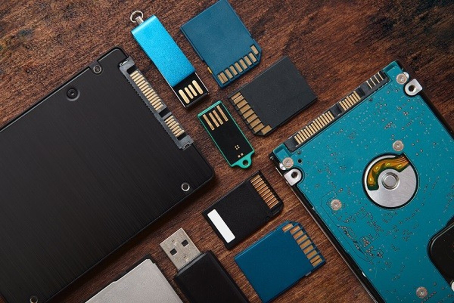 記録媒体|メモリーが主流、ハイスペックなSSDも