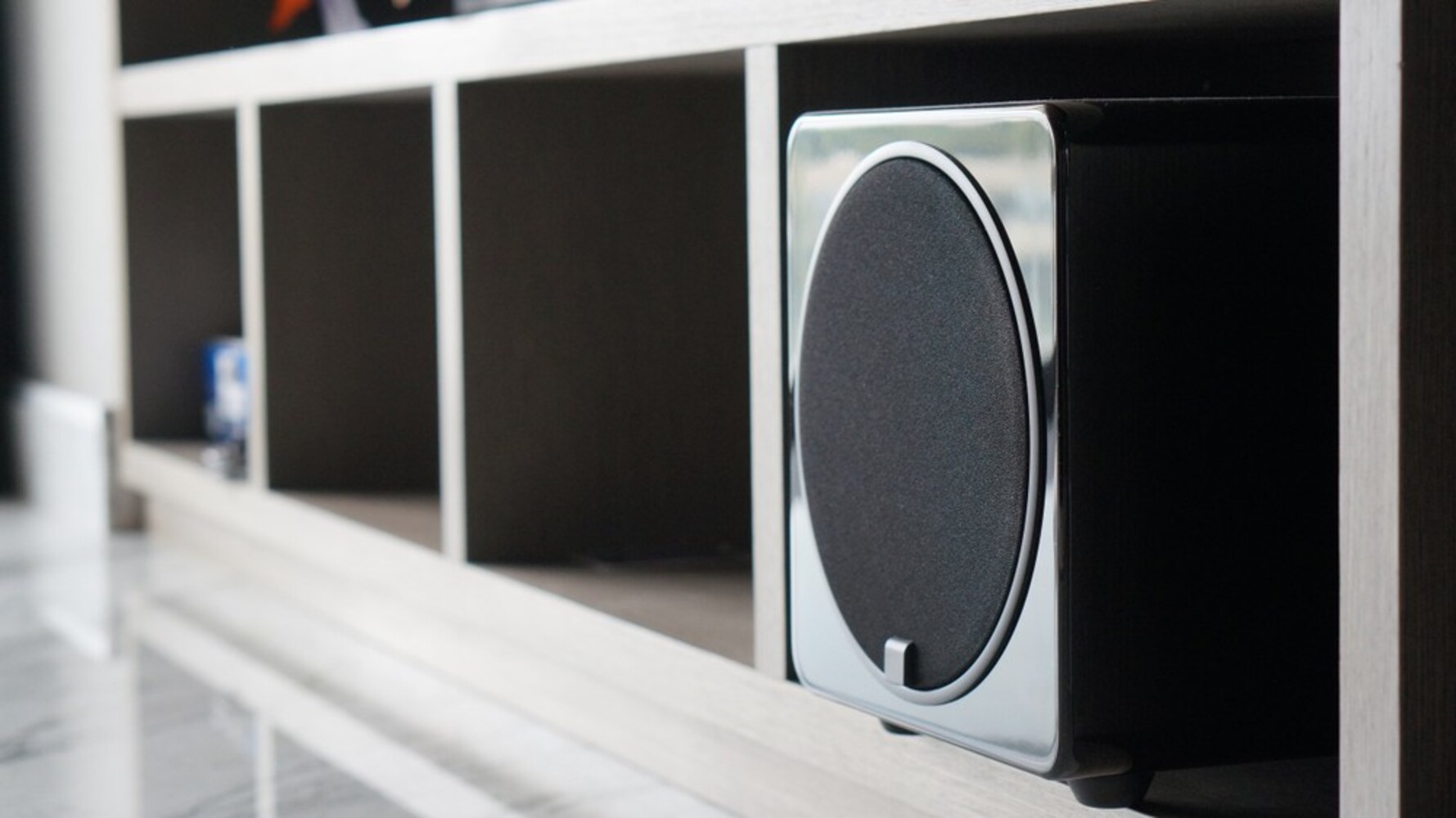 部屋用タイプ|伸びのある重低音の「バスレフ型」、ナチュラルな音の「密着型」