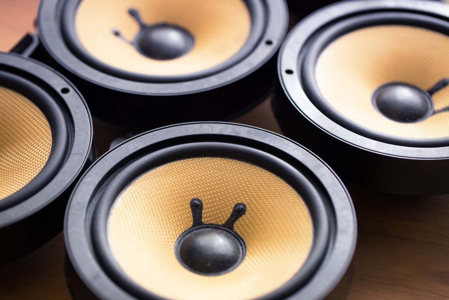 出力|迫力のある低音を楽しむなら40W以上のものを