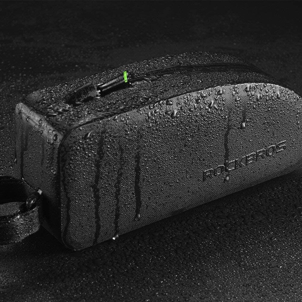 3、防水性|雨からスマホなどの電化製品を守る!