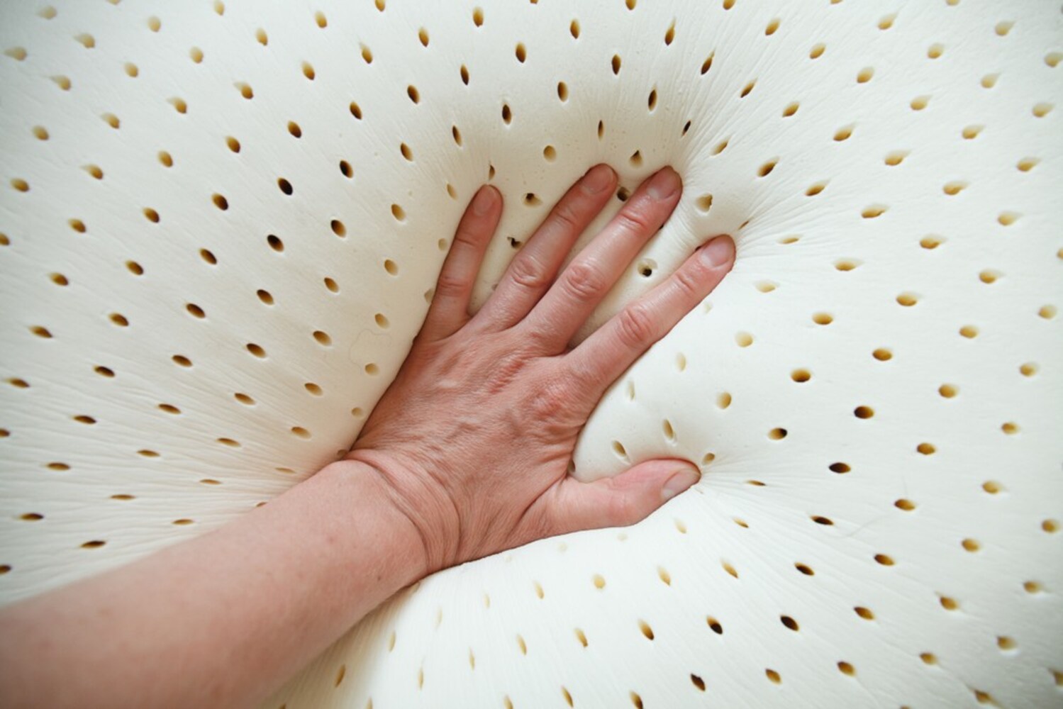 硬さ|適度に体圧分散ができて背筋が伸びるものを