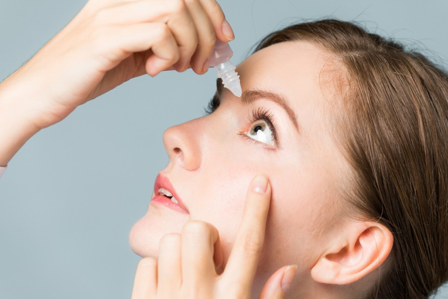 ・ウォータープルーフなら涙や目薬でも落ちにくい