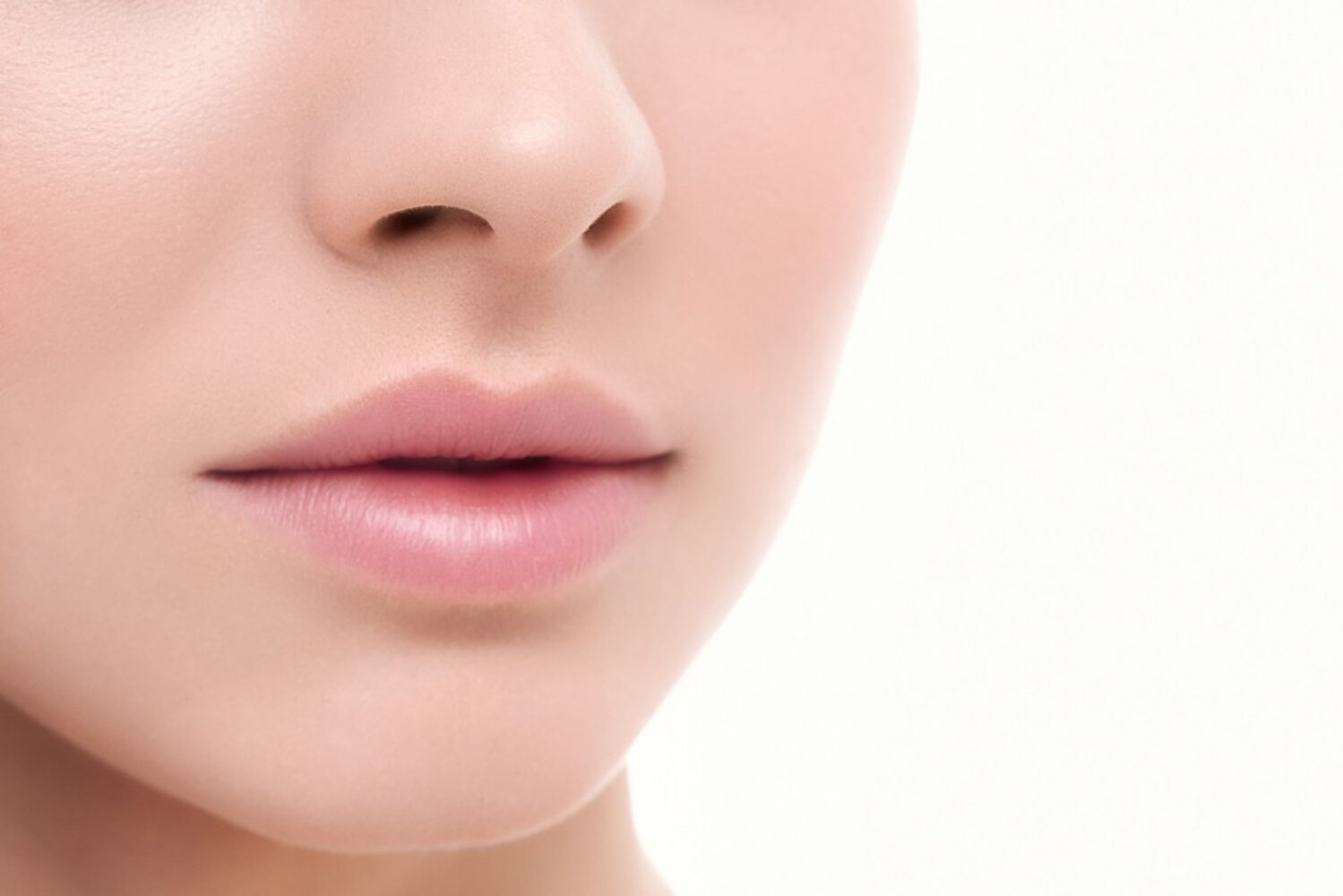 ・唇を薄く見せるには、リップラインをぼかすのがポイント