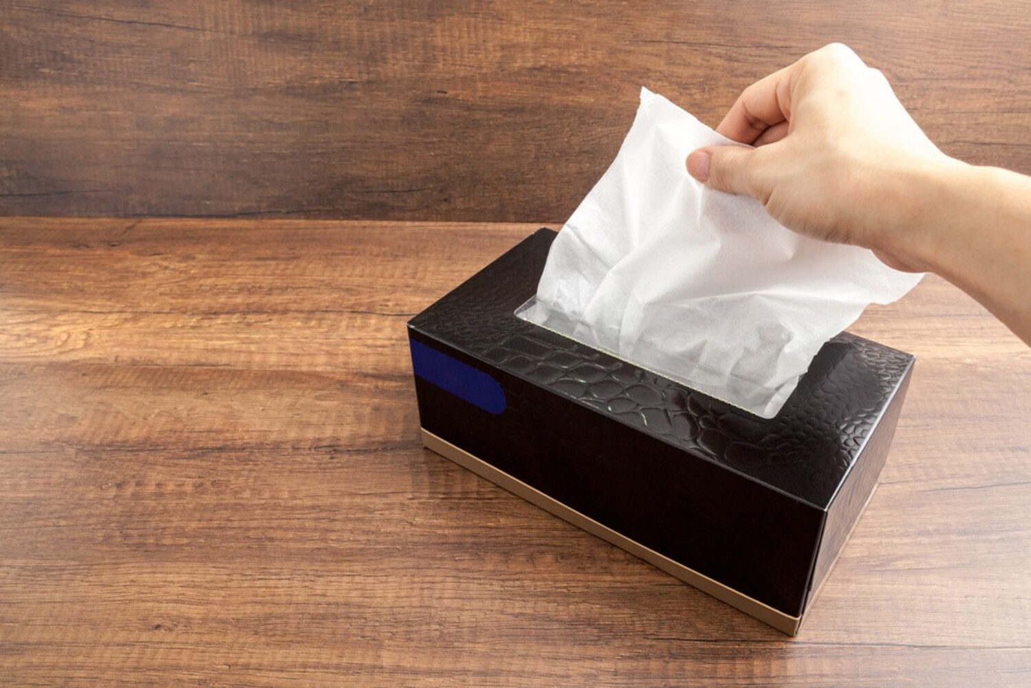 テカリ対策|ティッシュで軽く押さえて余分な皮脂をオフ