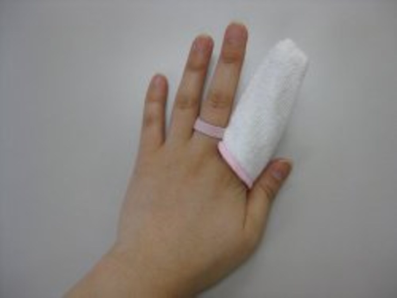 STEP2:指にガーゼを巻いて歯をお掃除