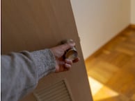 夫婦の寝室にこっそり入る同居の義母。監視カメラに映った「ありえない行動」と45歳嫁の決意とは