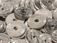 現行の50円玉が「11万円」に大化け！ 一体なぜ!? 高額になる「お宝」が見つかる可能性は？