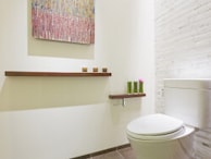 「トイレに小物を置くと臭う」って本当? 置いてはいけない「NGインテリア」6選