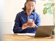 67歳で年金を受け取りながら週3日働いています。月収25万円まで増やすと、年金はどのくらい減る?