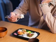 年金月9万円「格安の冷凍弁当とパックご飯で月2万円」家賃11万円・66歳男性の1人暮らし