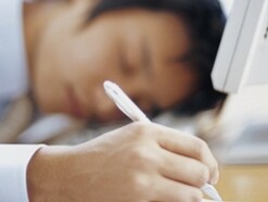 寝ても寝ても眠いのはうつ？過眠症の原因と心の病気