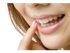 歯の感覚がおかしい…歯に違和感を覚える原因・主な病気一覧