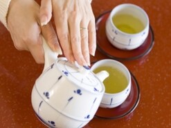 来客対応時のお茶の出し方！順番などのビジネスマナー