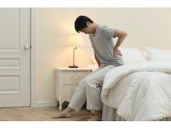 ぎっくり腰の痛みを和らげる「ツボ」…正しい姿勢・動き方もチェック！