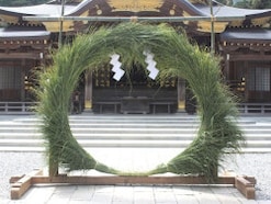 夏越の祓に「茅の輪くぐり」を楽しむ! 由来・意味やくぐり方の作法