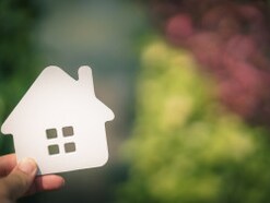 32歳貯金300万円。自衛官の夫は定年が早いのですが、いくらの家なら無理なく買えますか？