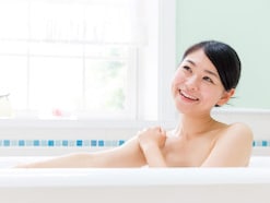 お風呂の温度の適温は？「熱めなほど温まって健康にいい」は本当か