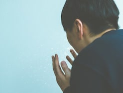 なぜ「噂をされるとくしゃみが出る」というの?由来・回数による意味