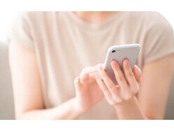 会話中に「スマホをいじる」検索魔の友人に違和感。スマホを手放さない事情を聞くと…