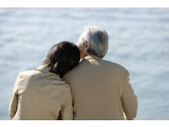 昭和35年8月生まれの男性です。年金受給前に死亡したら女房に遺族年金が入らないと聞きましたが本当でしょうか？