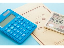 65歳で定年を迎え退職しました。年金額に影響のないようにパートするには、月どのくらいの収入に抑えれば大丈夫ですか