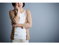 旦那の遺族年金をもらっています。自分の年金をもらうときに、繰り下げ受給はできるのですか？