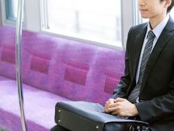 なぜ空いているのにわざわざ“隣”に座ってくる？ 電車やバスで見かける「トナラー」の心理と対処法