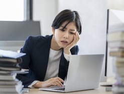 日本人だけがこだわり続けて疲弊する2つの「仕事」とは？ 世界の一流が切り捨てた「ムダな努力」