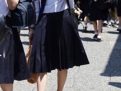 保護者は知らない「生理中はタンポンでプールに入れ」「修学旅行で全裸水滴チェック」の異常事態