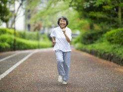 65歳の私はパート勤めを始めたのですが、夫の国民健康保険の扶養に入るためには、年間いくらまで働いていいですか？