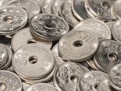 現行の50円玉が「11万円」に大化け！ 一体なぜ!? 高額になる「お宝」が見つかる可能性は？
