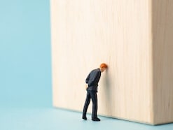 褒め上手の「今日もすてきだね」はセクハラ？ 厳重注意で休職に追い込まれた部長が気の毒なワケ