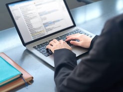 「形式的すぎて白々しい」「用件のみ早く読みたい」メールの“お世話になっております”って正直必要？