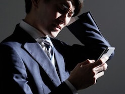 「電話が苦手」なのは若者だけではない？ 全世代に共通する「電話嫌い」の原因と脳科学的な解決策