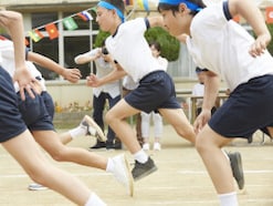 「徒競走でビリだった……」早生まれのハンデは褒め方次第で自信に変わるが「褒めるだけ」はダメ