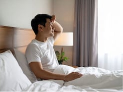 「寝ても疲れが取れない」のは、病気のサインかも？ 慢性疲労に潜む5つの疾患を医師が解説