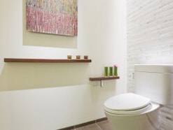 「トイレに小物を置くと臭う」って本当? 置いてはいけない「NGインテリア」6選