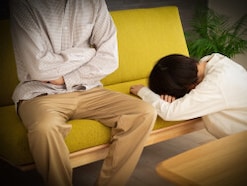 こんな男性とは離れるべき！「本音を言えない夫」が妻を支配するための「卑劣な手段」とは