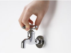 「お金が貯まらない人」は水道のしずくに気付かない？小さな習慣が財産を左右する